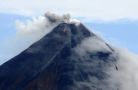 Núi lửa Mayon phun trào, Philippines cảnh báo du khách