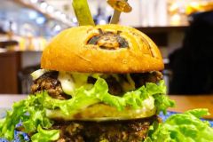 Nhà hàng ở Nhật cho khách thưởng thức burger bằng kiếm samurai