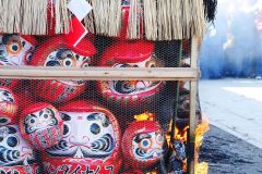 Tục vẽ mắt và đốt búp bê vào dịp đầu năm của người Nhật