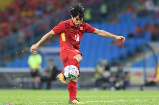 Việt Nam tiến gần hơn đến Bán Kết sau khi dành chiến thắng 4-0 trước Philippines