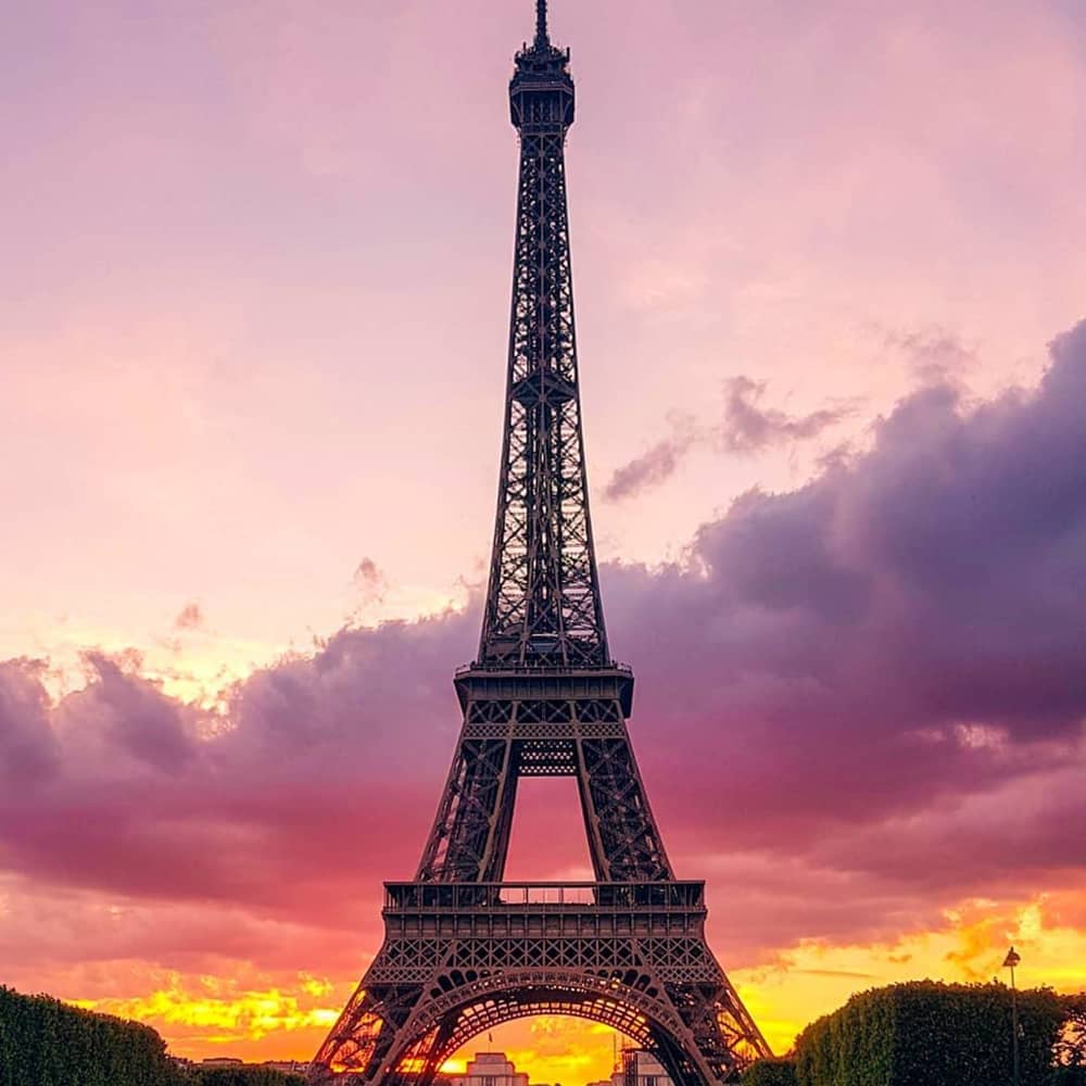 Tháp Eiffel Hóa Tác Phẩm Nghệ Thuật Ảo Diệu, Ngoạn Mục Qua Ảnh | Goldentour