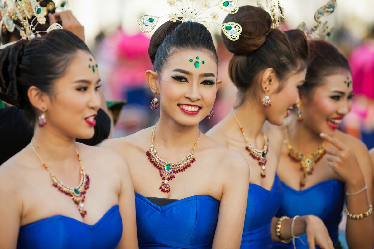 Тайцы в тайланде. Тайланд люди. Таиланд мода. Тайланд культура. Прическа для тайландок.