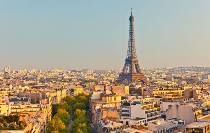 Nắng thu ngập tràn khắp các tòa cao ốc xung quanh mang đến cho Paris một vẻ đẹp thơ mộng đầy cuốn hút.