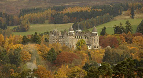 Cây cối vây quanh cung điện Atholl ở Pitlochry, Scotland.