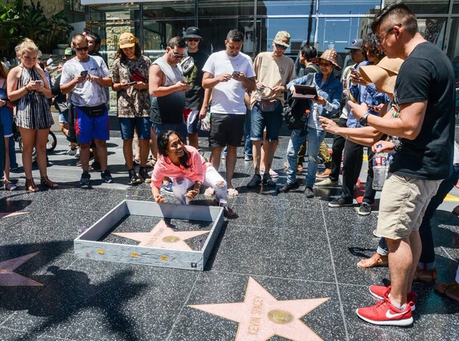 Trong hơn 2.500 ngôi sao trên Đại lộ Danh vọng Hollywood (Los Angeles, Mỹ), ngôi sao Donald Trump được bảo vệ từ những ngày đầu tổng thống đắc cử còn chạy chiến dịch tranh cử. Jamie Otis, một người đàn ông cải trang thành công nhân xây dựng, đã sử dụng búa tạ và cuốc để phá hủy ngôi sao này. Stuff đưa tin Otis sẽ phải chịu trách nhiệm cho tội phá hoại. Ảnh: Twitter.