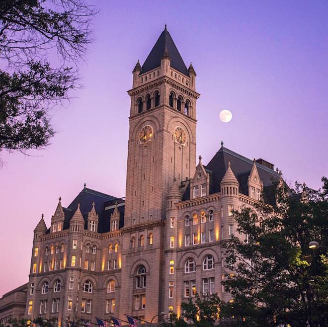 Nằm cách Nhà Trắng hơn một km, Trump International Hotel tại Washington DC (Mỹ) là khách sạn mới nhất trong chuỗi khách sạn của tổng thống Trump. Công trình này được tu bổ lại từ Bưu điện Pavilion từ năm 1899, là nơi tổ chức tiệc khiêu vũ lớn nhất Washington DC với "Phòng khiêu vũ Tổng thống". Giá phòng của khách sạn này từ 460 USD đến 12.000 USD/đêm. Nếu du khách muốn đặt riêng một căn liền kề, giá là 25.050 USD/đêm. Ảnh: Instagram.