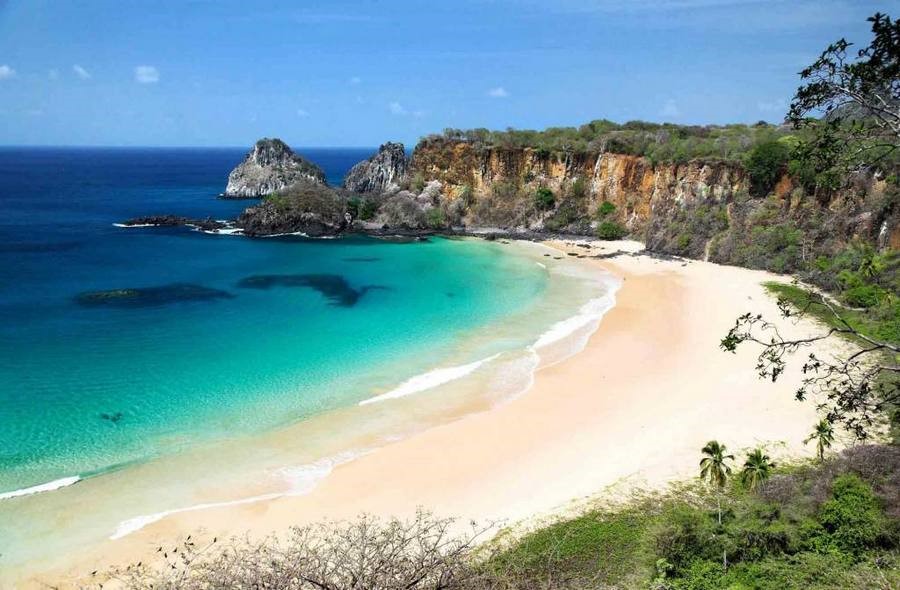 2. Baia do Sancho, Fernando de Noronha, Brazil: Để tới bãi biển này, du khách phải đi theo một con đường mòn nhỏ. Khung cảnh thần tiên với bãi cát thoai thoải và nước biển xanh trong như thiên đường bí mật sẽ tạo nên một kỳ nghỉ hoàn hảo cho bạn. Ảnh: Expoaid.
