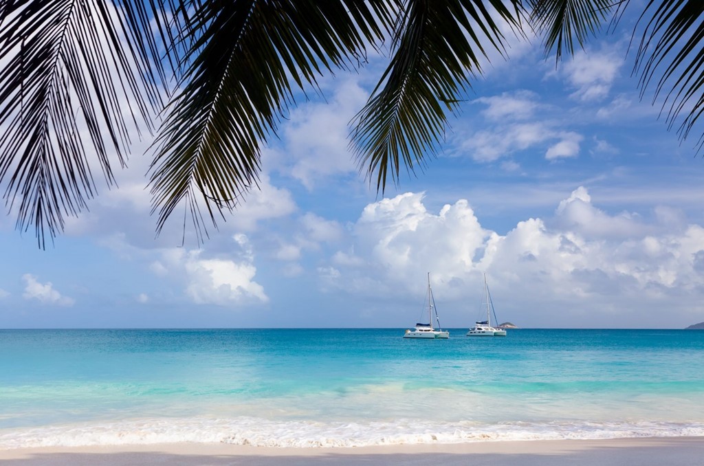 4. Anse Lazio, đảo Praslin, Seychelles: Quần đảo Seychelles nổi tiếng là một thiên đường biển đảo, điểm đến yêu thích của du khách quốc tế. Trong đó, bãi biển Anse Lazio của đảo Praslin đã chiếm được cảm tình của nhiều người nhờ vẻ đẹp thuần khiết. Chẳng còn gì tuyệt bằng được nằm dài thư thái đọc sách trên bãi cát trắng mịn, dưới tán dừa xanh, giữa không gian trời biển bao la, tĩnh lặng. Ảnh: Creativelunatics.
