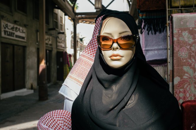 Năm 2009, chính quyền Iran cấm người dân trưng bày manơcanh trong cửa hàng mà không đội khăn choàng đầu – Ảnh: Flickr