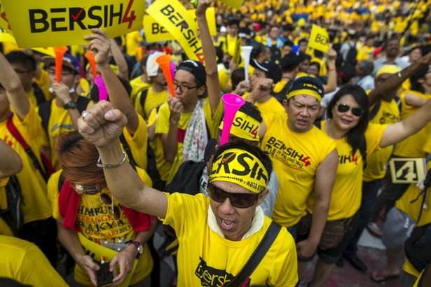Nhóm người mặc áo vàng tham gia cuộc biểu tình chống chính phủ Malaysia vào tháng 9-2015 – Ảnh: Reuters