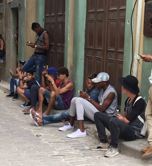 Cơn sốt điện thoại di động trong giới trẻ ở Cuba – Ảnh: Twitter