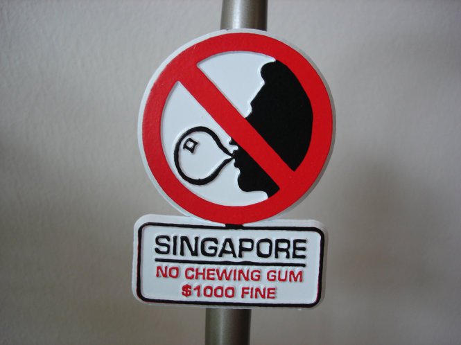 Từ năm 1992, chính phủ Singapore cấm người dân bán và nhai kẹo cao su – Ảnh: Stain Eaters