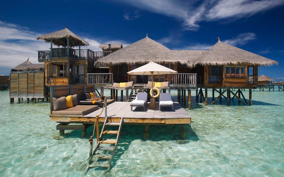 Đảo Lankanfushi, Maldives: Với 45 villa trên mặt nước, Gili Lankanfushi Maldives là nơi “lánh trần” mơ ước của các cặp đôi. Ở đây có nhiều hoạt động thú vị như lướt sóng, hay tập yoga lúc mặt trời mọc. 