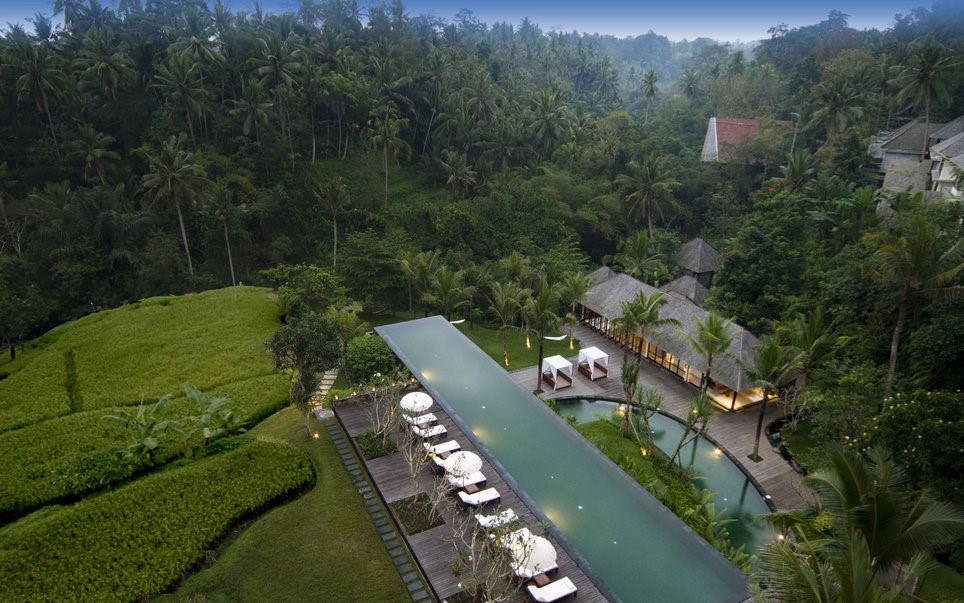 Bali, Indonesia: Từ những ngôi đền Phật giáo đến những cánh đồng lúa xanh mướt, núi lửa, bãi biển thơ mộng, Bali trở thành điểm trăng mật nổi tiếng qua nhiều thập kỷ. Komaneka Resort nằm trong rừng nhiệt đới ở thung lũng Campuhan River ở Ubud là nơi nhiều cặp đôi lựa chọn. 