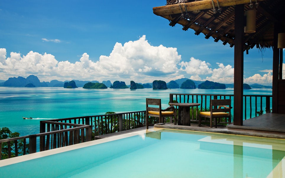 Yao Noi, Thái Lan: Nằm giữa 2 điểm du lịch nổi tiếng là Phuket và Krabi, The Six Senses Yao Noi gồm 56 villa lợp mái tranh nằm dọc bờ biển. Những cặp muốn không gian riêng tư hơn có thể chọn Hilltop Pool Villa nằm trong rừng với tầm nhìn hướng ra resort và vịnh Phang Nga. 