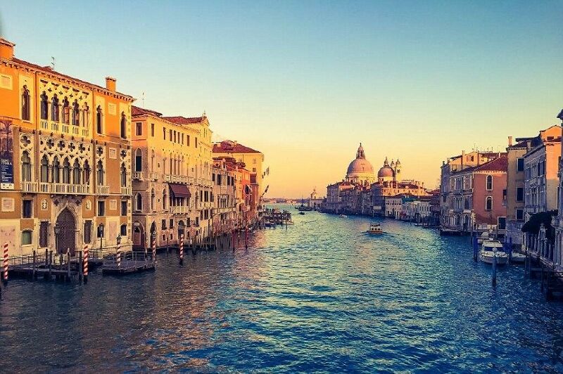 Venice (Italy): Các nhà khoa học công bố Venice đang nghiêng dần phía đông, đồng thời tiếp tục chìm xuống nước với tốc độ khoảng 2 mm mỗi năm trong thập niên vừa qua. Con số này nhanh gấp 5 lần so với các dự nghiên cứu công bố trước đây. Ảnh: Daily Mail. 