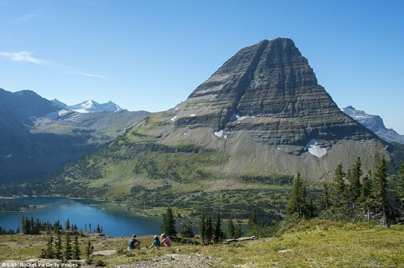 Vườn quốc gia Glacier Montana (Mỹ): Từng là điểm đến thu hút giới mê trượt tuyết, Vườn quốc gia Glacier Montana có hơn 150 dòng sông băng, trải dài 4.000 km2 cùng cảnh quan thiên nhiên tuyệt đẹp. Ngày nay, công viên này chỉ còn khoảng 30 sông băng, có nguy cơ biến mất hoàn toàn trong vòng 16 năm tới do hiện tượng nóng lên toàn cầu. Nhiều động vật hoang dã như gấu xám Bắc Mỹ, nai sừng tấm và dê núi... cũng đang đứng trước nguy cơ bị đe dọa. Ảnh: Daily Mail. 