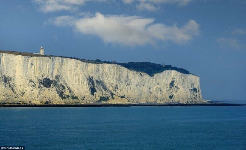 White Cliffs of Dover: Vách đá vôi nổi tiếng White Cliffs of Dover, một biểu tượng và địa danh du lịch nổi tiếng của Anh Quốc, đang hư hại với tốc độ nhanh chưa từng có. Nghiên cứu mới được công bố cho thấy, vách đá này hiện bị xói mòn khoảng 32 cm mỗi năm. Đây là một con số gây sửng sốt, nếu so với tốc độ xói mòn 2 cm/năm của vài trăm năm trước đó. Ảnh: Daily Mail. 