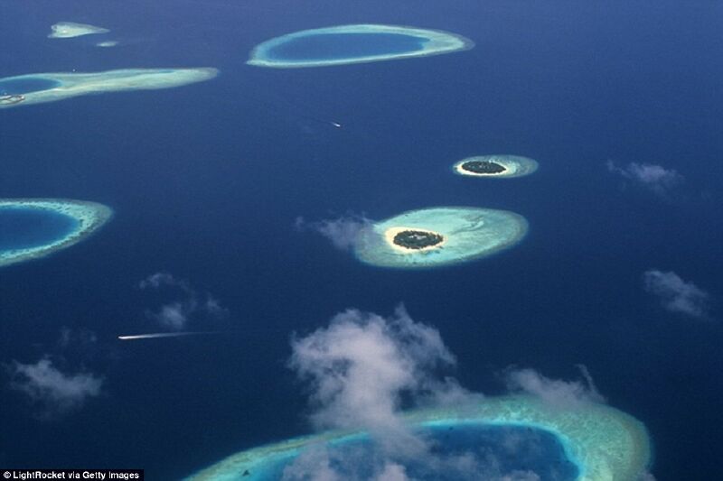 Maldives: Vị trí cao nhất của quốc đảo này chỉ còn cách mực nước biển khoảng 2,5 m. Thiên đường du lịch đứng trước nguy cơ bị nhấn chìm hoàn toàn do hiện tượng nóng lên toàn cầu, nước biển dâng cao. Chính phủ Maldives đã tuyên bố sẽ trích nguồn thu từ du lịch hàng năm để xây những hòn đảo nhân tạo cho cư dân của mình, những người nhiều khả năng sẽ trở thành vô gia cư. 