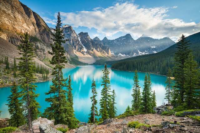 Canada là một quốc gia nằm ở Bắc Mỹ, đứng đầu danh sách này bởi phong cảnh thiên nhiên đẹp, con người thân thiện, ẩm thực phong phú và giá cả không quá đắt đỏ. Trang web cũng đưa ra lời khuyên cho du khách khi du lịch ở Canada hãy ghé thăm các thành phố Vancouver, Montreal hoặc Toronto.