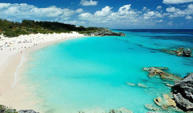 6. Bermuda. Quần đảo Bermuda thuộc khu vực hải ngoại của Anh nằm cách thành phố Miami, Mỹ 1770km về phía đông bắc. Vào tháng 6/2017, Bermuda sẽ là nơi tổ chức Cup đua thuyền của Mỹ. Không khí náo nhiệt của giải đua cùng khung cảnh tuyệt đẹp vùng ôn đới khiến Bermuda là địa điểm thứ 6 nên đến trong năm 2017.