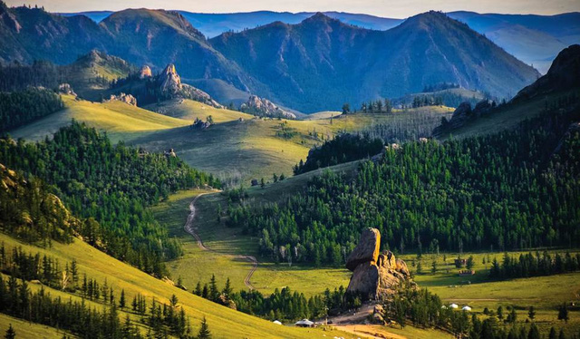 7. Mông Cổ. Mông Cổ là quốc gia nằm hoàn toàn trong đất liền, diện tích rộng lớn khiến thiên nhiên và khí hậu của quốc gia này rất đa dạng. Từ tiết trời giá rét ở phía Tây Bắc, nơi những con tuần lộc hoang dã tự do chạy nhảy trong các khu rừng thông rụng lá đến khí hậu khô cằn của sa mạc Gobi ở mạn phía Đông. Thời điểm tốt nhất để đến thăm Mông Cổ là từ tháng 5 đến tháng 10. Năm 2017, chất lượng phục vụ du lịch ở Mông Cổ sẽ được nâng cao khi một loạt các công trình hiện đại sẽ được hoàn thành và đưa vào sử dụng.