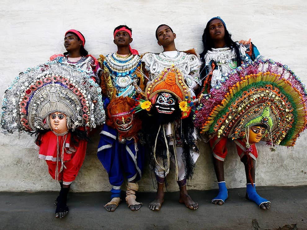 Vũ công Chhau, Ấn Độ: Các vũ công tháo mặt nạ nghỉ ngơi sau khi trình diễn điệu nhảy truyền thống Chhau ở làng Purulia. Điệu nhảy phức tạp và sôi động này được thể hiện ở các lễ hội tôn giáo. Ảnh: Rupak De Chowdhuri.