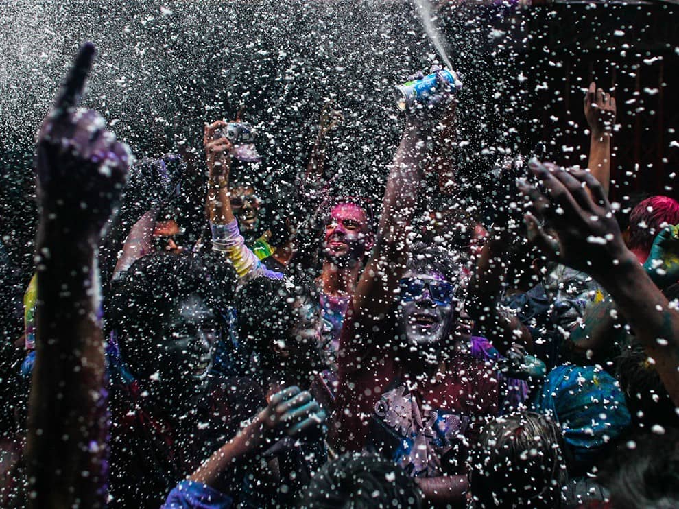 Lễ hội Holi, Bangladesh: Lễ hội này là một đại tiệc âm thanh và hình ảnh, chào đón mùa xuân và sự chiến thắng của cái thiện trước cái ác cho người theo đạo Hindu ở Dhaka, Bangladesh. Vào ngày diễn ra lễ Holi, người dân đổ ra phố, phun nước hồng và ném các nắm bột đủ sắc màu vào người khác. Ảnh: Anik Rahman. 